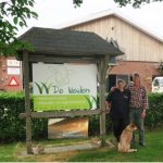 Bennie en Monique Weiden voor hun boerderij aan de Schuurmansweg in Beltrum. Foto: Theo Huijskes