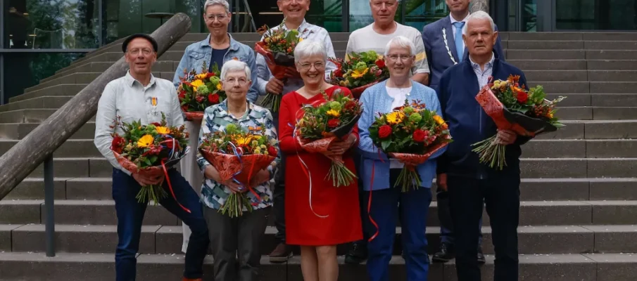 de-gedecoreerden-met-rechtsachter-burgemeester-joost-van-oostrum de-gedecoreerden-met-rechtsachter-burgemeester-joost-van-oostrum
